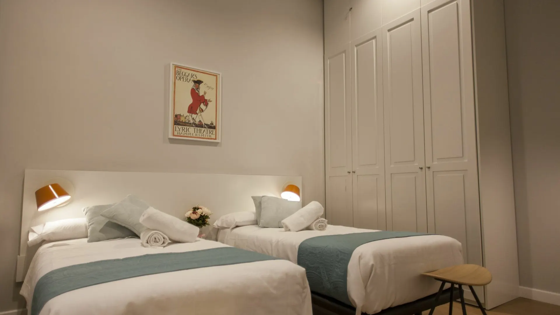 Opera Apartments La Moneda location